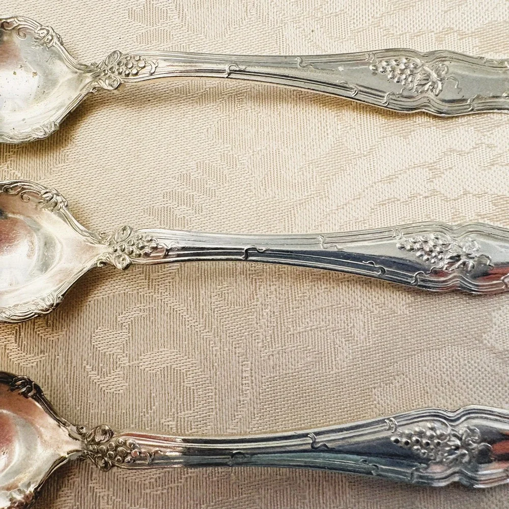1847 Rogers Bros Vintage 1904 Silverplate 1 Gumbo & 3 Fruit Spoons Grape Motif